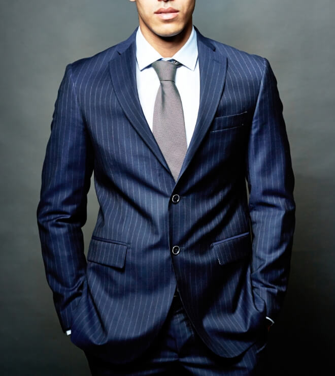 リクルートスーツを着た男性モデルの画像