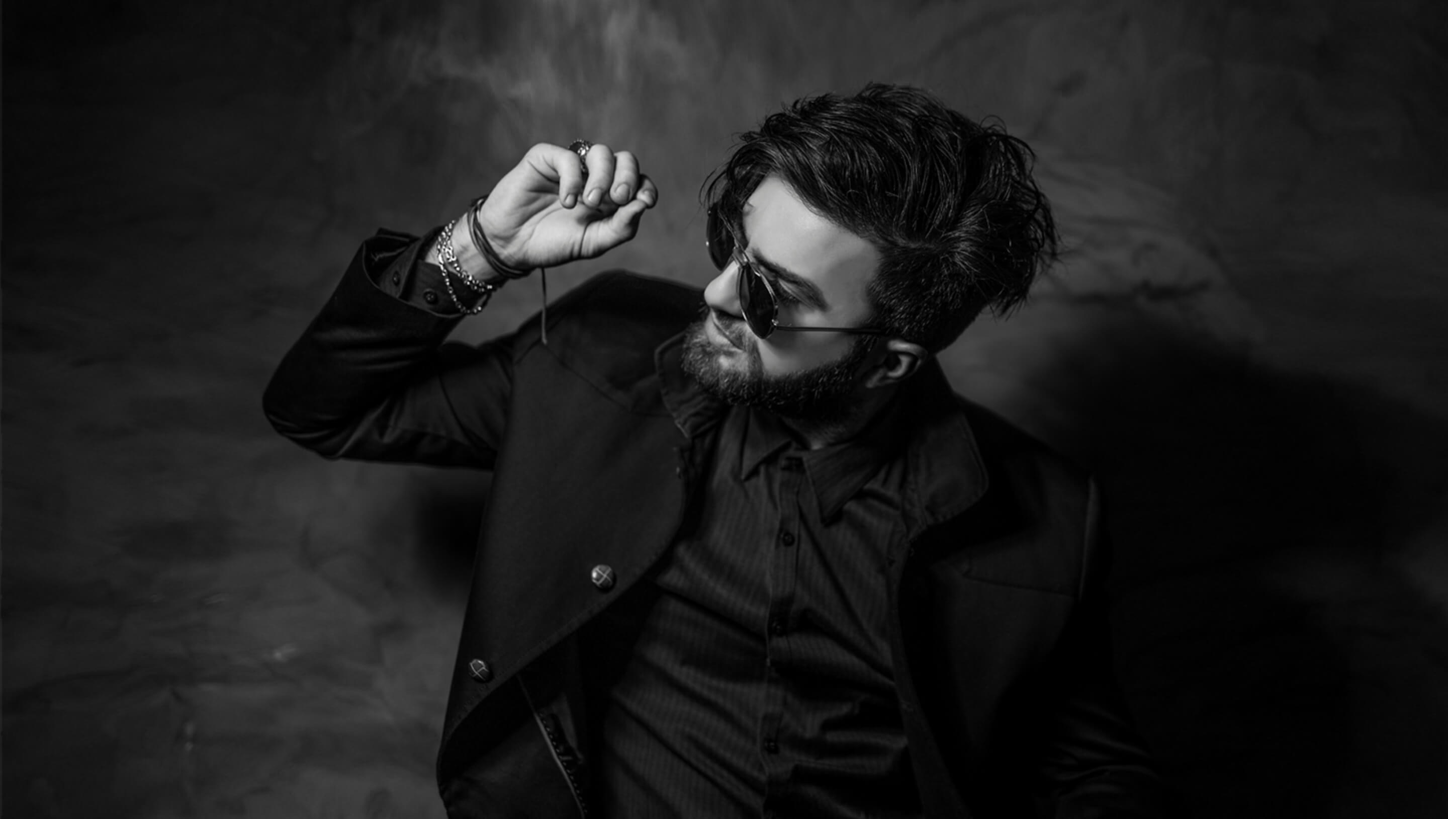 スーツ着た男性モデルの画像